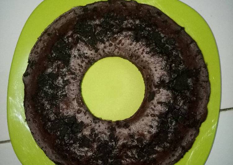 Langkah Mudah untuk Menyiapkan Brownies oreo kukus anti gagal yang Lezat Sekali