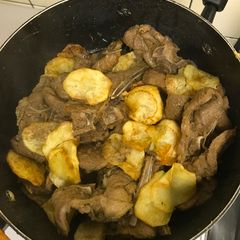 A picture of Onion Lamb with Potatoes.