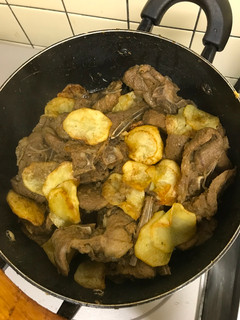 A picture of Onion Lamb with Potatoes.