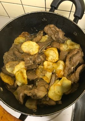 A picture of Onion Lamb with Potatoes.