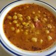 Guiso de garbanzos con arroz, chorizo y jamón
