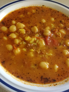 Una foto de Guiso de garbanzos con arroz, chorizo y jamón