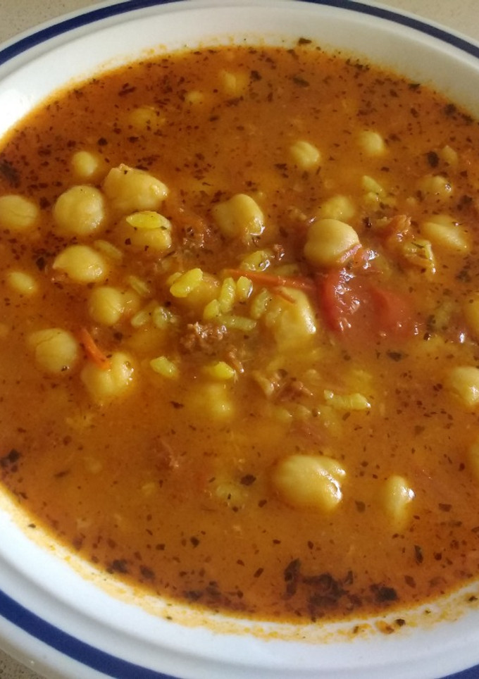Una foto de Guiso de garbanzos con arroz, chorizo y jamón