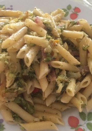 Una foto de Brócoli con pasta y bacon🌳🍝🥓