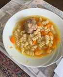 Sopa de verduras y albóndigas