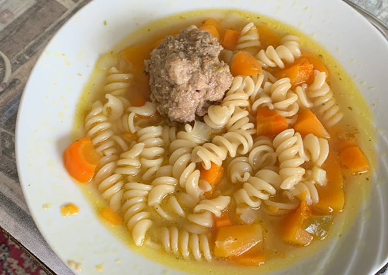 Sopa de verduras y albóndigas