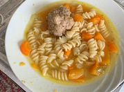 Una foto de sopa de albóndiga