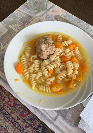 Una foto de Sopa de verduras y albóndigas