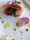 Rotolini di salmone con speck e asparagi