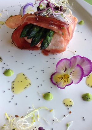 Foto di Rotolini di salmone con speck e asparagi
