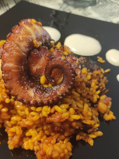 Una foto de Arroz a la Paella de Pulpo Con Mayonesa de Ajo Dorado y Salsa de Humo