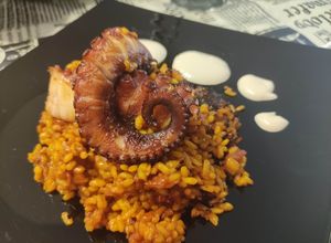 Foto principal de Arroz a la Paella de Pulpo Con Mayonesa de Ajo Dorado y Salsa de Humo