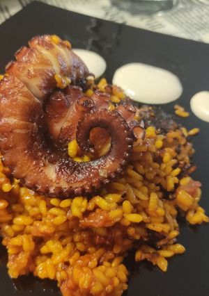 Una foto de Arroz a la Paella de Pulpo Con Mayonesa de Ajo Dorado y Salsa de Humo