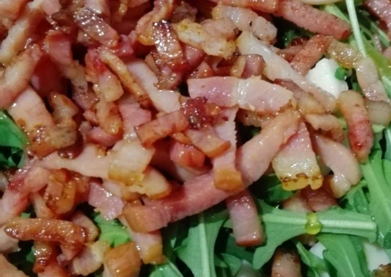 Ensalada de rúcula, pollo, queso de cabra y aguacate con vinagreta de módena y miel