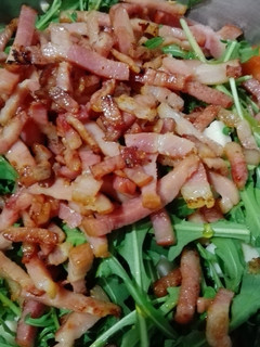 Una foto de Ensalada de rúcula, pollo, queso de cabra y aguacate con vinagreta de módena y miel