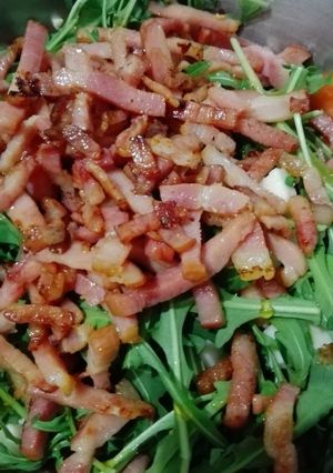 Foto principal de Ensalada de rúcula, pollo, queso de cabra y aguacate con vinagreta de módena y miel