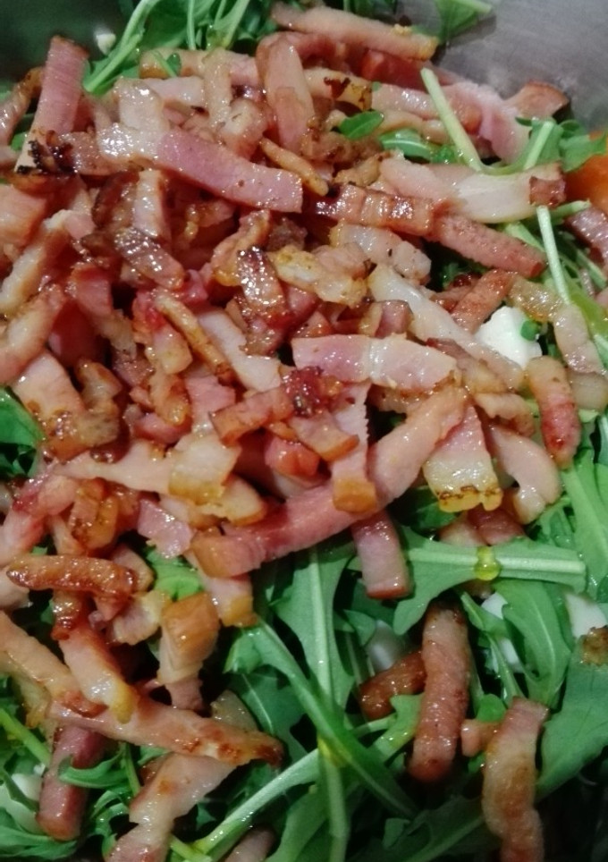 Una foto de Ensalada de rúcula, pollo, queso de cabra y aguacate con vinagreta de módena y miel