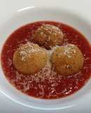 Polpette di ricotta e sugo di pomodoro
