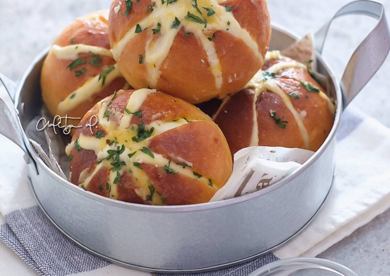 Korean Creamcheese Garlic Bread (육쪽마늘빵)