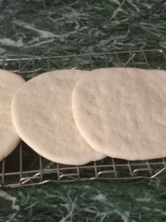 पिज़्ज़ा बेस (pizza base recipe in Hindi) रेसिपी मुख्य फोटो