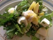 Una foto de ensaladas de lechuga con manzana