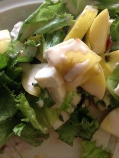 Una foto de Ensalada de manzana con lechuga y aderezo
