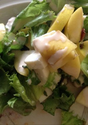 Una foto de Ensalada de manzana con lechuga y aderezo