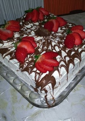 صورة لوصفة كيكة الفراولة بكريمة لذيذة
