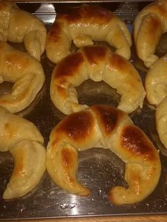 Una foto de Medialunas súper tiernas y ricas 😊