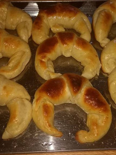 Una foto de Medialunas súper tiernas y ricas 😊