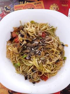 Una foto de Spaguettis al ajo con tomate cherry y semillas