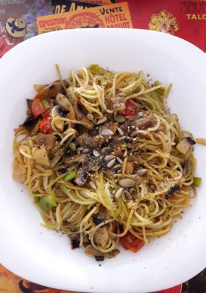 Foto principal de Spaguettis al ajo con tomate cherry y semillas