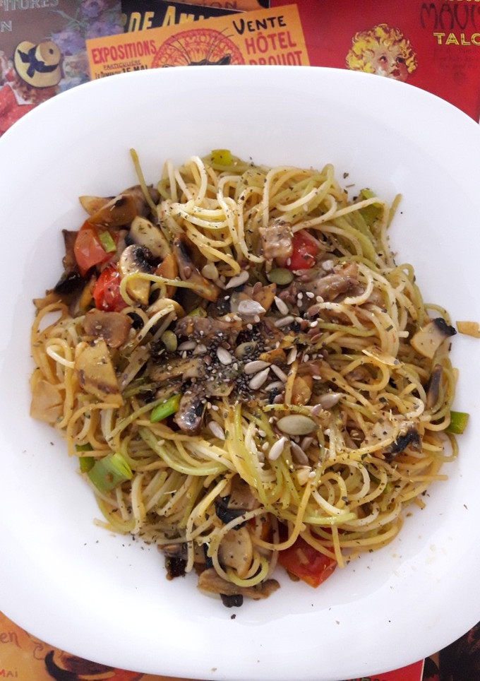 Una foto de Spaguettis al ajo con tomate cherry y semillas