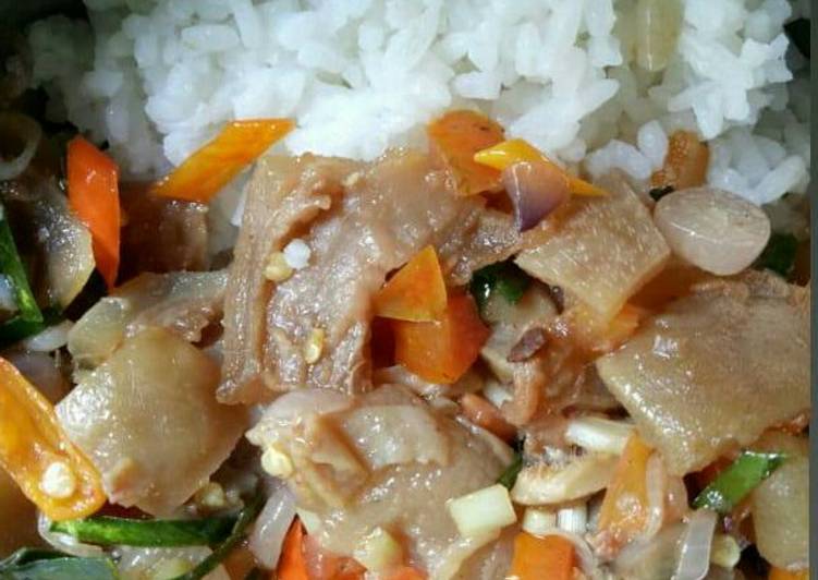 Nasi kikil sambel matah