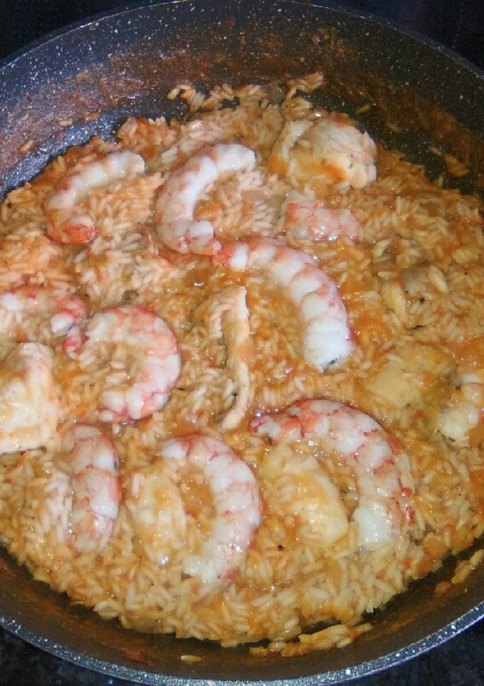 Una foto de Arroz con rape y langostinos
