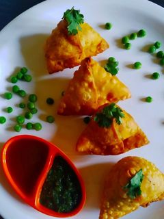 આલુ મટર સમોસા (Alu mutter samosa recipe in gujarati) રેસીપી મુખ્ય ફોટો