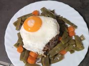 Una foto de morcilla con guarnicion