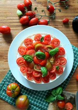 A picture of Caprese Cheesecake.