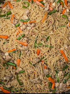 A picture of Stir fried chicken spaghetti.