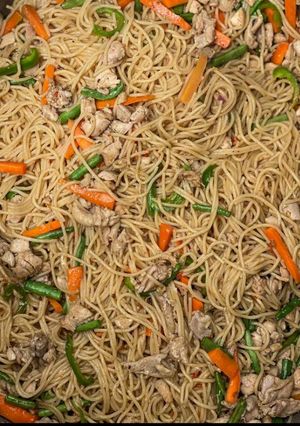 A picture of Stir fried chicken spaghetti.