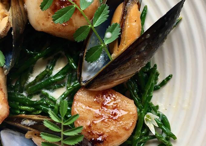 Recipe of Quick Scallops and Mussels on Buttery Samphire With Lemon and Wild Garlic Emulsion