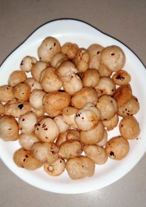रोस्टेड मखाना नमकीन(roasted makhana recipe in hindi) रेसिपी मुख्य फोटो