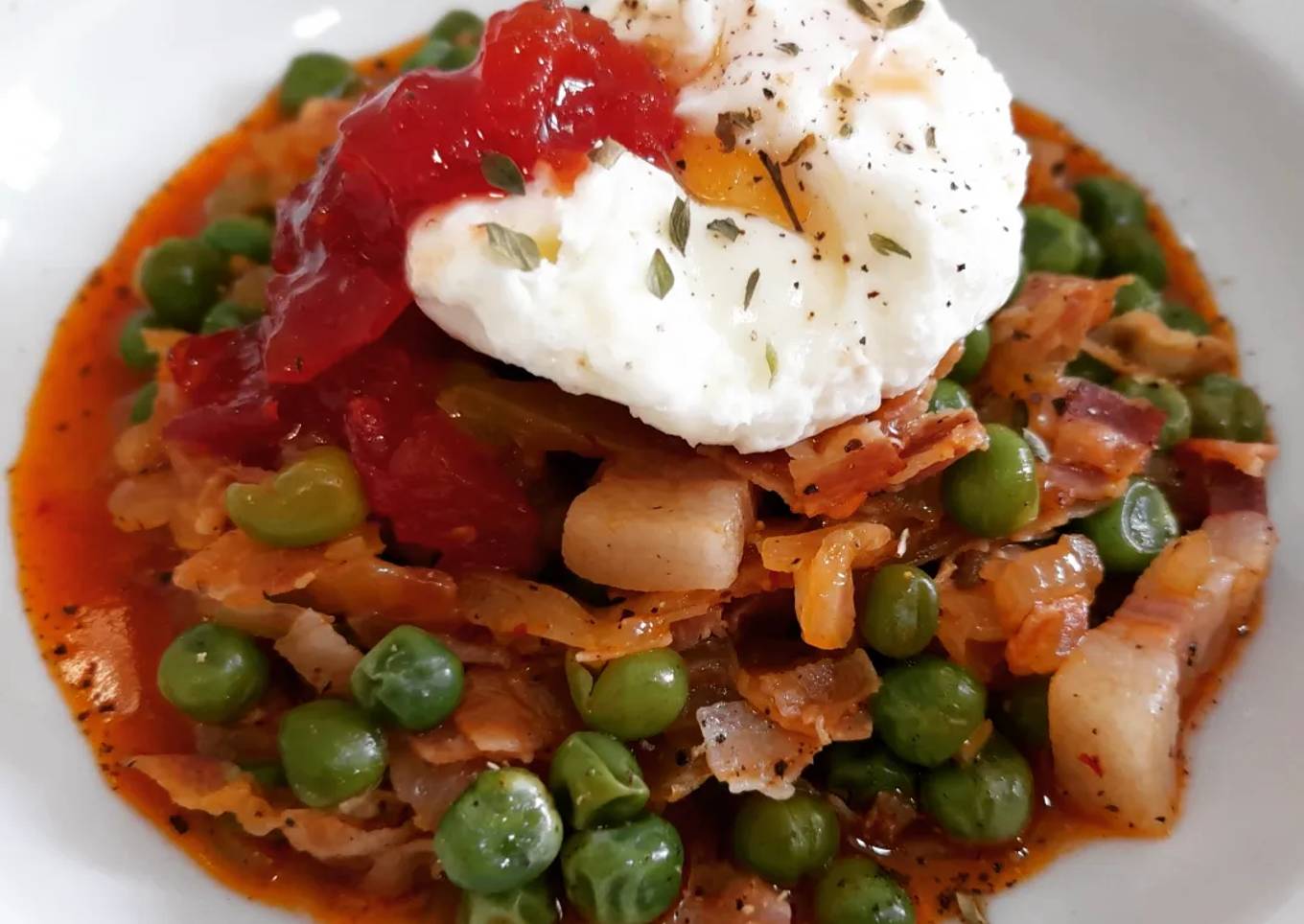 Guisantes con panceta curada, huevo poché y mermelada de tomate