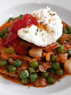 Una foto de Guisantes con panceta curada, huevo poché y mermelada de tomate