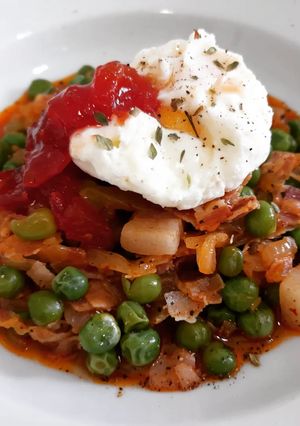 Foto principal de Guisantes con panceta curada, huevo poché y mermelada de tomate