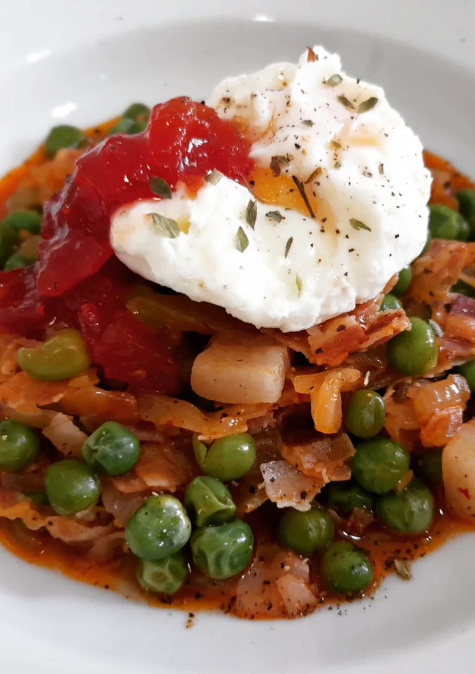 Una foto de Guisantes con panceta curada, huevo poché y mermelada de tomate