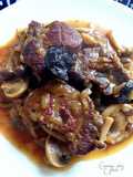 Jarrete deshuesado con hongos en salsa de limón negro y baharat