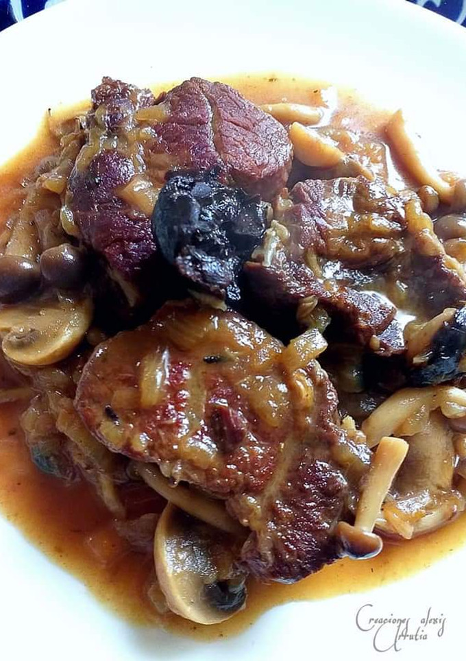 Una foto de Jarrete deshuesado con hongos en salsa de limón negro y baharat