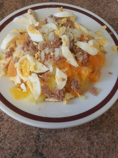 Una foto de Ensalada malagueña de patatas con cebolleta o cebolla naranja