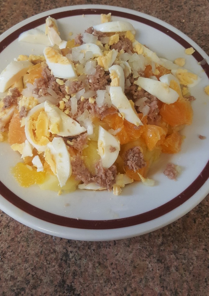 Una foto de Ensalada malagueña de patatas con cebolleta o cebolla naranja